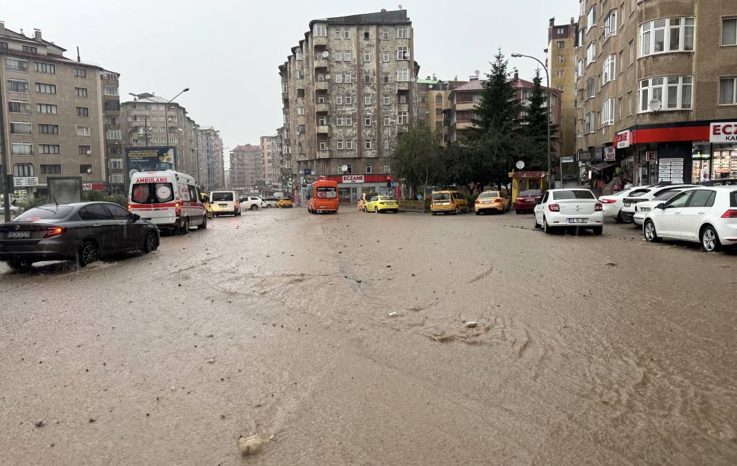 Erzurum'u sağanak vurdu! Evleri su bastı araçlar yolda mahsur kaldı 12